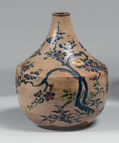 JAPON, Kyoto - Époque Edo (1603-1868) 
VASE de forme bouteille en grès émaillé beige...