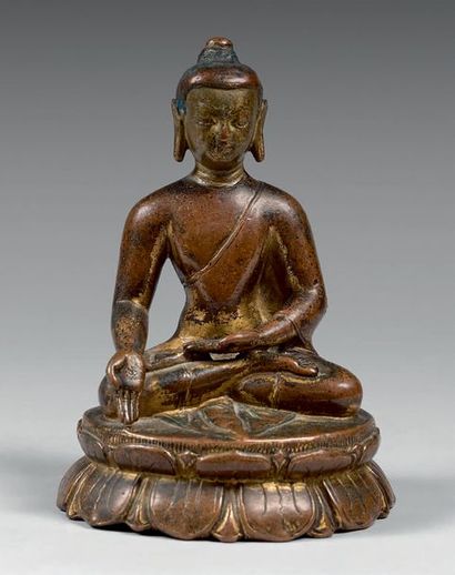 TIBET - XVIe/XVIIe siècle 
STATUETTE du bouddha Ratnasambhava en bronze à traces...