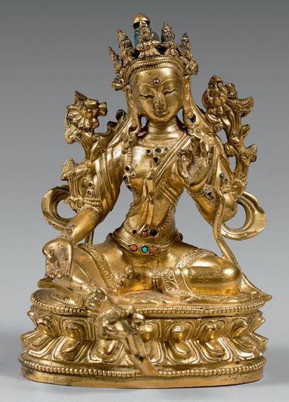 TIBET - XVIIIe siècle 
STATUETTE en bronze doré de Tara verte assise en adhaparyanka...