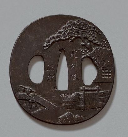 JAPON - Époque EDO (1603-1868) 
TROIS TSUBA en fer:
- Nagamaru gata en fer à décor...