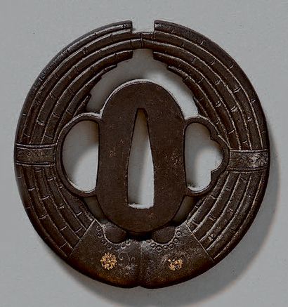 JAPON - Époque EDO (1603-1868) 
ENSEMBLE comprenant sept tsuba en fer: en forme de...