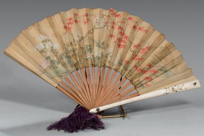 JAPON - Epoque MEIJI (1868-1912) 
ÉVENTAIL en ivoire incrusté de nacre et corail...