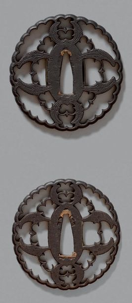 JAPON - Époque EDO (1603-1868) 
DAISHO DE NAGAMARU GATA en fer ajouré en yo-sukashi...
