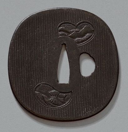 JAPON - Époque Edo (1603-1868), XIXe siècle 
NAGAMARU GATA en fer à décor incisé...