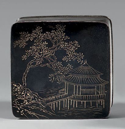 JAPON - Epoque MEIJI (1868-1912) 
BOÎTE de forme carrée en cuivre et shibuichi et...