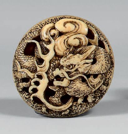 JAPON - Époque EDO (1603-1868) 
MANJU en ivoire, à décor sculpté et ajouré d'un dragon...