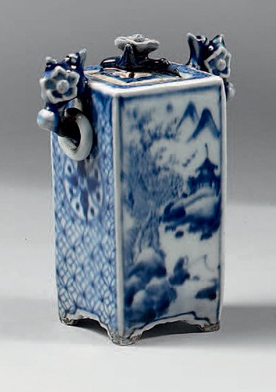 CHINE - XVIe siècle 
PETIT VASE COUVERT carré en porcelaine décorée en bleu sous...