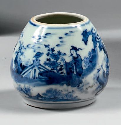 CHINE - Époque Transition, XVIIe siècle 
PETIT POT en porcelaine à décor en bleu...