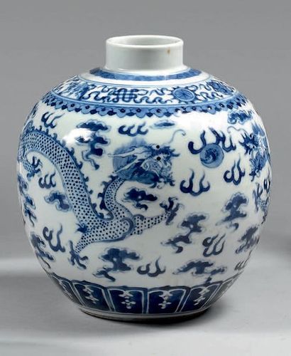 CHINE - fin du XIXe siècle 
VASE de forme globulaire en porcelaine décorée en bleu...