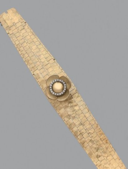 null Bracelet ruban articulé en or jaune 750 millièmes à décor de motifs géométriques,...
