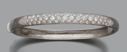 null Bracelet jonc ouvrant en or gris 750 millièmes, le centre pavé de diamants ronds...