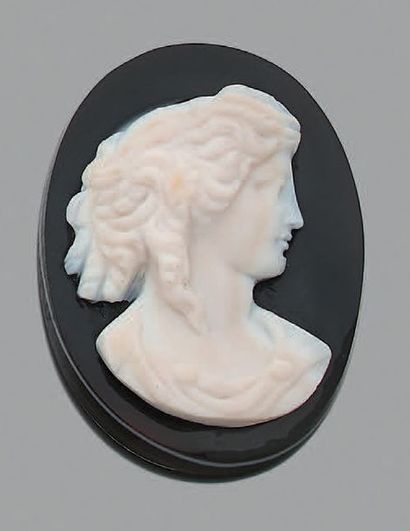 null Camée onyx de forme ovale orné d'un profil de femme.
XIXe siècle.
Hauteur: 41...