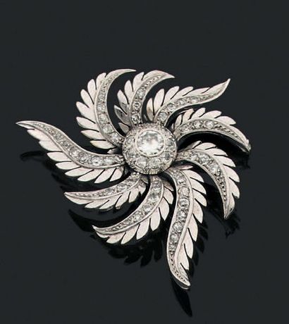 null Broche «fleur» en or gris 750 millièmes et platine 850 millièmes ornée au centre...