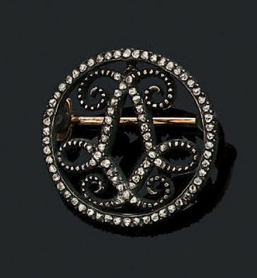 null Broche ronde en or 750 millièmes et argent 925 millièmes, ornée d'un monogramme...