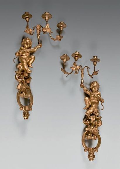 null Paire d'appliques en bois doré et sculpté d'un jeune Bacchus sur un médaillon...