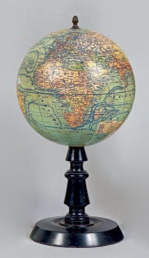 null Globe terrestre par J. Forest, 17 rue de Buci.
Socle en bois noir.
Vers 1900.
Hauteur...