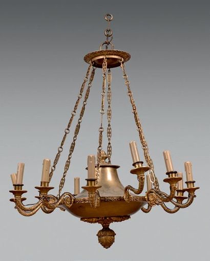 null Lustre en forme de lampe antique en bronze doré à douze bras de lumière en cornes...