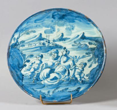 SAVONE Grand plateau rond à piédouche décoré en camaïeu bleu d'une scène mythologique.
Marqué.
XVIIe...