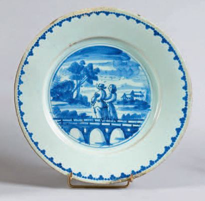 SAVONE Plat décoré en camaïeu bleu d'un paysage animé.
XVIIIe siècle.
(Éclats).
Diamètre:...