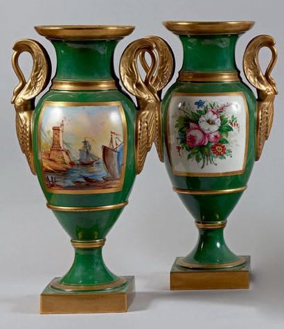 PARIS Paire de grands vases à décor polychrome et or de scènes maritimes et de fleurs...
