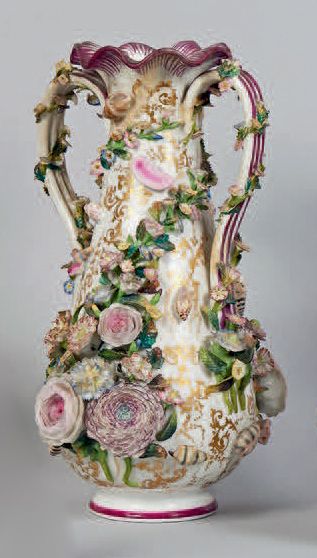 PARIS, Jacob PETIT Grand vase muni d'anses et deux vases corbeilles, décor polychrome...