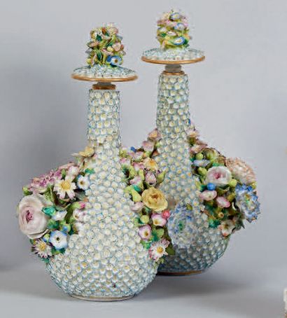 PARIS, Jacob PETIT Paire de flacons couverts à décor polychrome dit «mille fleurs»...