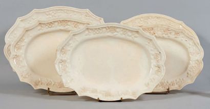 PONT AUX CHOUX et EST Cinq plats ovales à décor émaillé en relief de fleurs.
XVIIIe...