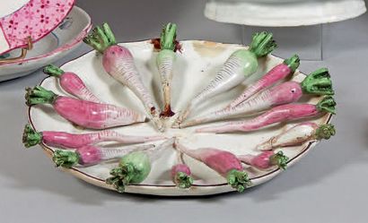 NIDERVILLER Assiette dite «trompe l'oeil» ornée de radis en relief.
XVIIIe siècle....