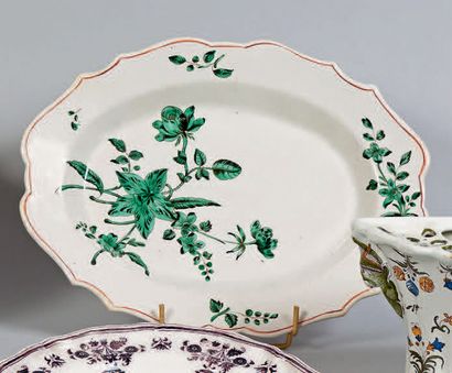 ITALIE Plat ovale décoré de fleurs en camaïeu vert.
XVIIIe siècle.
Longueur: 31 ...