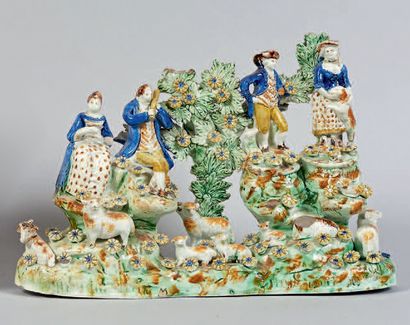 Angleterre Grand groupe en barbotine à décor polychrome représentant quatre personnages...
