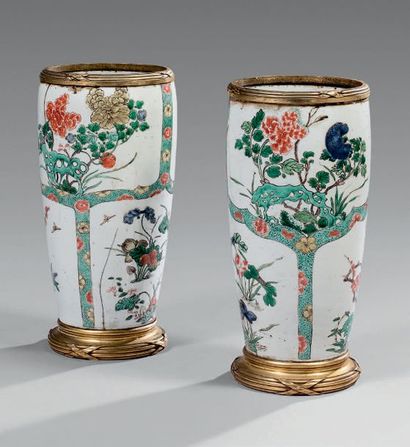 null Paire de vases cylindriques en porcelaine de la Chine de la Famille Verte à...