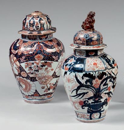 null Deux potiches en porcelaine du Japon à décor
Imari polychrome et or de fleurs....