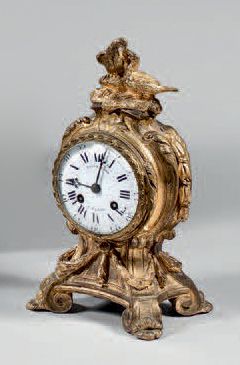 null Petite pendule en bronze rocaille ciselé et doré à décor de guirlandes de laurier,...