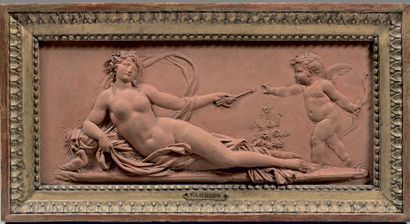 null Haut-relief en terre cuite sculpté d'une Vénus rendant ses armes à l'Amour.
Porte...