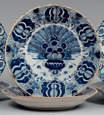DELFT 
Paire de plats ronds décorés en camaïeu bleu au centre d'une vasque fleurie...
