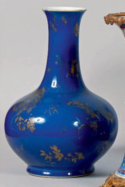 null Vase bouteille en ancienne porcelaine bleue poudré de la Chine à décor doré...