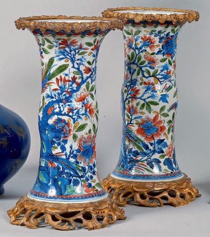null Paire de vases cornet en porcelaine de la Chine à décor polychrome et or de...