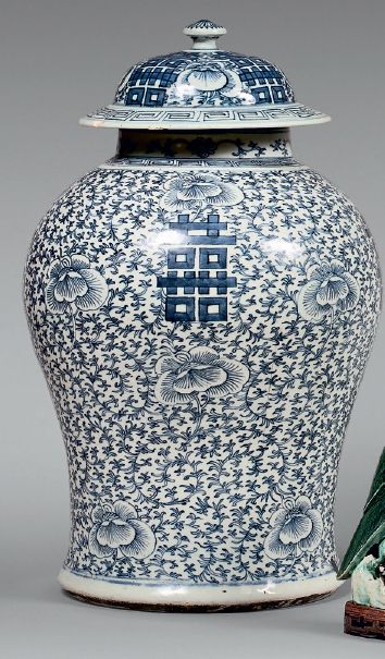 CHINE 
Grand vase couvert décoré en camaïeu bleu d'un semis de fleurettes et de motifs...