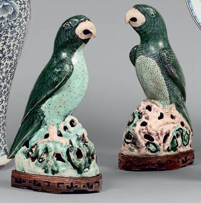 CHINE 
Paire de statuettes de perroquets assis sur un rocher décorées en vert et...