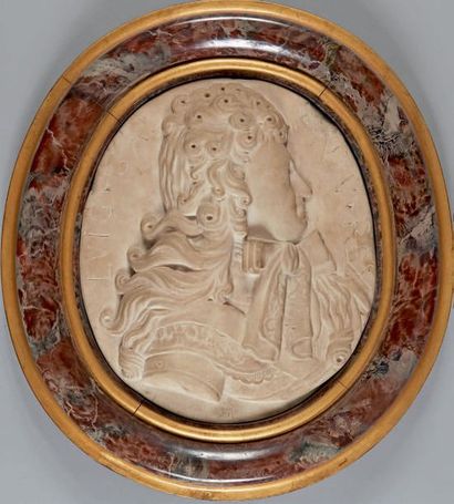 null Médaillon ovale en marbre blanc sculpté en haut-relief d'un buste de Louis XIV...