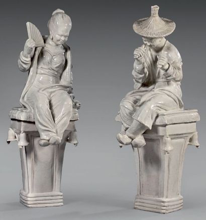 null Deux grandes statuettes en céramique blanche représentant un couple de chinois...