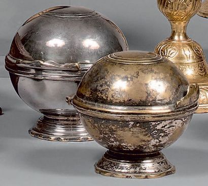 null Boule à savon et boule à éponge en métal argenté (usé).
XVIIIe siècle