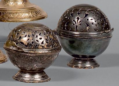 null Boule à savon et boule à éponge en métal réargenté.
XVIIIe siècle