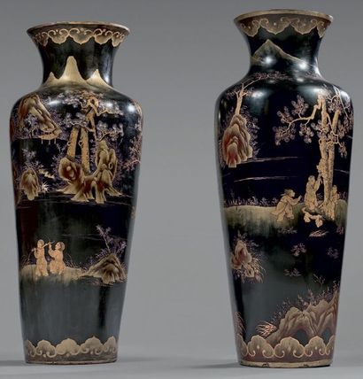 null Paire de grands vases balustre en laque ornés de paysages d'Extrême-
Orient...