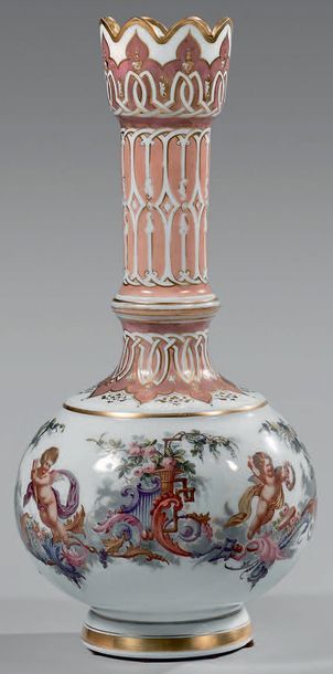 null Paire de vases balustres en opaline à décor polychrome et or de putti et rinceaux...