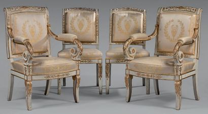null Paire de fauteuils, paire de chaises et canapé en bois relaqué blanc sculptés...