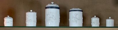 null Cinq pots à pommade en porcelaine de Saint-Cloud émaillée blanc, à décor en...