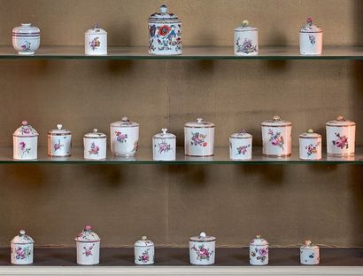 null Vingt-et-un pots à pommade en porcelaine de Chine, Sèvres, Mennecy,
Chantilly,...