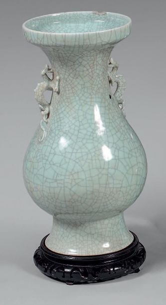 CHINE, XIXe siècle Vase de forme balustre à col évasé en porcelaine émaillée céladon...