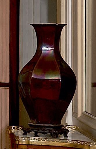 CHINE, époque KANGXI (1662-1722) Vase de forme hexagonale en porcelaine émaillée...